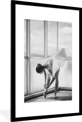 Produktbild von MuchoWow® Gerahmtes Poster Ballett - Ballerina - Ballettschuhe - Schwarz und weiß 60x90 cm - Poster mit Schwarzem Bilderrahmen Wandposter Rahmen Foto Bilder - Dekoration - Wandposter Wohnzimmer - Hochwertig