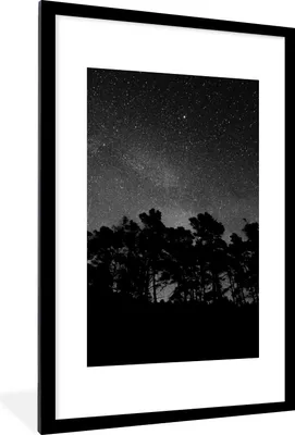 Produktbild von MuchoWow® Gerahmtes Poster Sternenhimmel - Wald - Himmel - Schwarz - Bäume 60x90 cm - Poster mit Schwarzem Bilderrahmen Wandposter Rahmen Foto Bilder - Dekoration - Wandposter Wohnzimmer - Hochwertig
