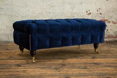Obrázok produktu pre Dizajnová luxusná taburetka, čalúnená v štýle Chesterfield, s textilným poťahom, vhodná na relaxáciu a ako doplnkové sedenie