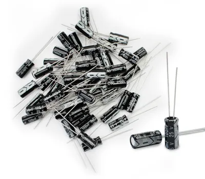 50 Stück 100 µF 25 V Aluminium-Elektrolytkondensatoren radial