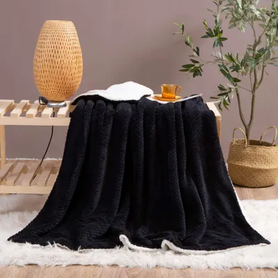 Obrázek produktu pro Spod Igły i Nitki SHERPA černý teplý mikrovláknový pléd 150x200 cm