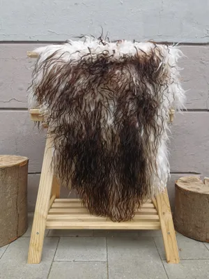 Produktbild von Seltene Island Schaffelle Braun geflammt gelockt.Größe:80cm - 90cm