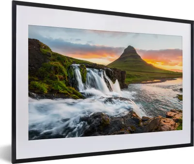Produktbild von MuchoWow® MuchoWow® Gerahmtes Poster Der Berg Kirkjufell und der Wasserfall Kirkjufellfoss bei Sonnenaufgang in Island 60x40 cm - Poster mit zchwarzem Bilderrahmen - Schlafzimmer - Plakat in Rahmen -