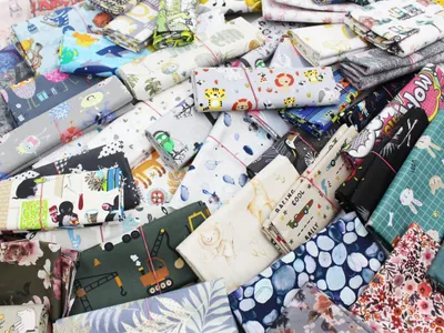 Produktbild von Baumwollstoff Stoffpaket 2,5 m – 5 bunte Stoffstücke à 0,5 m, 100 % Baumwolle, Patchwork & Nähen