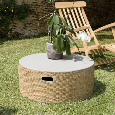Produktbild von HECTOR – Couchtisch, rund, mit Betonplatte und Fuß aus natürlichem Bambus. HECTOR
