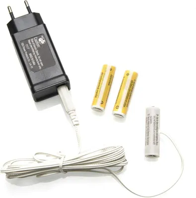 Produktbild von Konstsmide 5163-000 Netzadapter für Batterieartikel mit 3 x AA 1.5V Batterien, 4.5V, weißes Kabel
