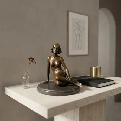 Produktbild von Bronzefigur Frau, sitzend patiniert, auf Marmorsockel, H.17 cm