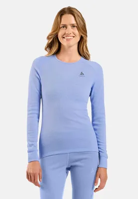 Hellblaues langärmeliges Odlo Active Warm Base Layer Langarmshirt mit Rundhalsausschnitt und Logo auf der Brust getragen von einer Frau
