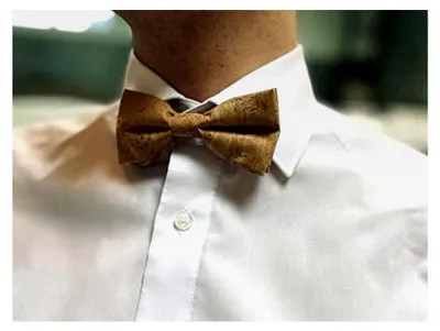 Produktbild von Beige Korkfliege für Herren | vegane Fliege aus Naturkork | handgefertigt in Portugal | elegante Alternative zu Leder | leicht und angenehm zu tragen