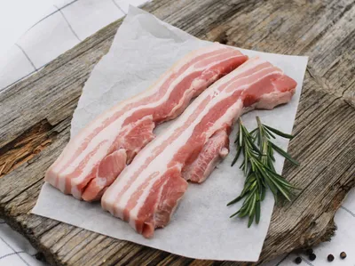 Produktbild von Grillbauch natur – 4 Schweinebauch-Scheiben à ca. 150 g – Saftig & würzig – Der Pfarölller – Metzgerqualität – Gekühlter Versand
