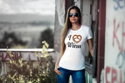 Produktbild von Damen T-Shirt I love Wiesn Brezel Herz Slim Fit Moonworks® weiß S
