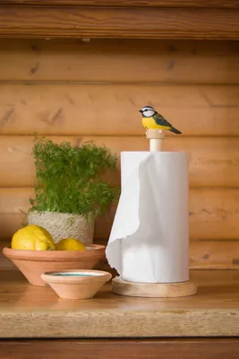 Produktbild von Wildlife Garden Küchenrollenhalter Blaumeise Massivholz handgeschnitzt für Rollen bis 26 cm