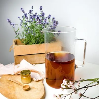 Zdjęcie produktu dla Szklanka Unyqoos® wykonana z borokrzemianowego szkła odpornego na wysokie temperatury, pojemność 2,5 litra – idealna do gorących i zimnych napojów, wolna od BPA i ołowiu, z ergonomicznym uchwytem