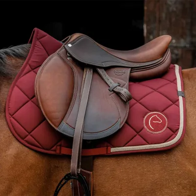 Produktbild von Equithème Schabracke Badge 2.0, Größe:Warmblut, Farbe:bordeaux