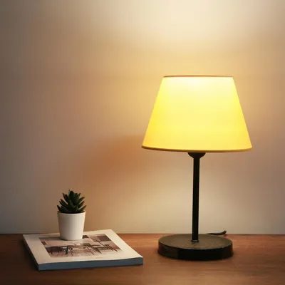 Produktbild von Opviq, Hochwertige Tischlampe aus 100% Metall, Senfgelb, 36 cm hoch | Stoffschirm (22 x 14 cm) | 150 cm Kabel | E27 Fassung, max. 40 W | Stilvolles Design für jedes Zuhause.
