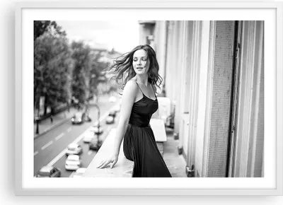 Produktbild von Gerahmtes Poster - Weißer Rahmen - Frau Balkon Straße - 70x50 cm - Wand Bild - Wanddeko - Wandbilder - Kunstposter - Wandposter - Bilderrahmen - Bilder - Kunstdruck - Wanddekoration - P2WAA70x50-5017