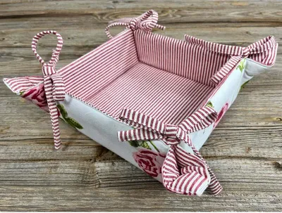 Immagine prodotto di Cestino per pane in tessuto DORRIT bianco rosa, rose e strisce, in 20x20 cm