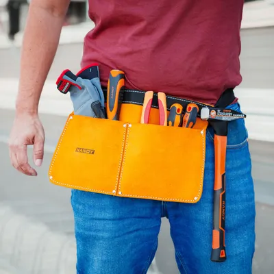 Produktbild von Werkzeuggürtel aus Leder 35 x 20 cm - Robuster Werkzeuggürtel aus Leder mit 2 Taschen - Verstellbarer Taillenumfang bis zu 78 cm - Hochwertiger Werkzeughalter für Heimwerker und Handwerker [10261]
