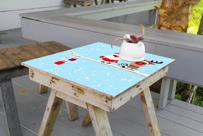 Produktbild von Wallario selbstklebende Möbelfolie/ Tischdecke für Innen und Außen, Größe: 100 x 100 cm - Cooler Weihnachtsmann mit Rentier auf einem Ast