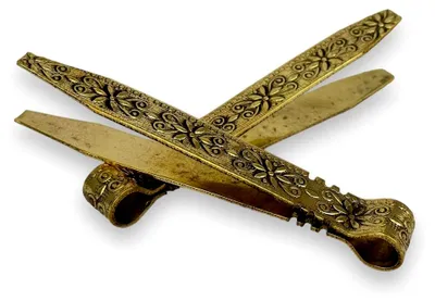 Produktbild von Vintage Messing Kohlenzange mit floralem Gravurgriff – Antikes Design für Räucherzangen, 10,5 cm