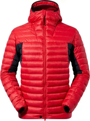 Rote Isolationsjacke "Mtn Seeker Mw Down Hoody" von Berghaus; mit Kapuze und schwarzen Einsätzen.