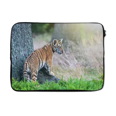Produktbild von MuchoWow® Laptop Hülle 14 ZollTigerjunges im Wald Laptoptasche - Laptoptasche - Stoßsicher - Schutzhaube