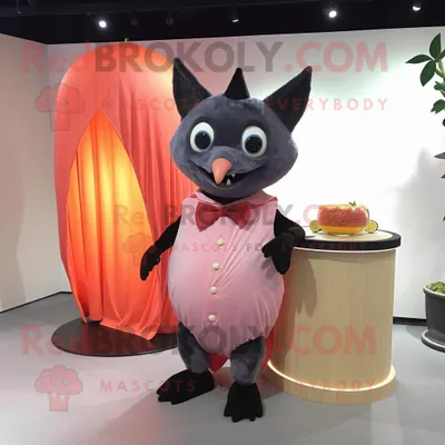 Obrázok produktu pre Maskot spoločnosti REDBROKOLY, zvieratko Peach Fruit Bat, je oblečené do zavinovacej sukne a má pripevnené ihly do kravaty