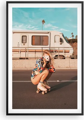 Produktbild von Gerahmtes Poster - Schwarzer Rahmen - Reise Frau Rollschuhe - 61x91,5 cm - Wand Bild - Wanddeko - Wandbilder - Kunstposter - Wandposter - Bilderrahmen - Bilder - Kunstdruck - P2BPA61x91-5079