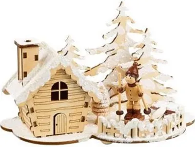 Winterliche Holzlandschaft, kleines Räucherhäuschen aus Holz, und schneebedeckte Bäume.