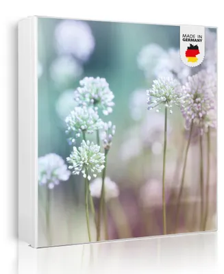 Produktbild von banjado Schlüsselkasten aus Metall, 30x30cm groß mit 32 Haken, als Magnettafel nutzbar, Korpus weiß, Anschlag rechts, Lauchblüte [SKGW1 11577]