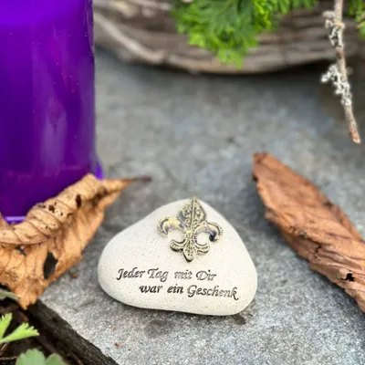 Produktbild von eberin · Urnengrab Gedenkstein mit Motiv "Lilie" und Spruch "Jeder Tag mit Dir war ein Geschenk" Sandfarbig