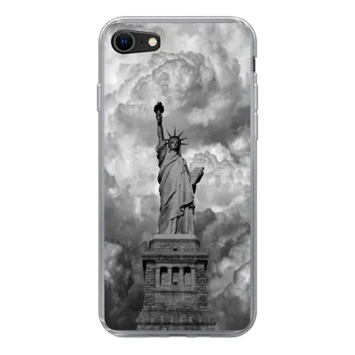 Produktbild von MuchoWow® Handyhülle Schutzhülle Hülle für iPhone 8 Freiheitsstatue in New York an einem bewölkten Tag in schwarz-weiß Silikon Softcase Handy Hülle - Schutzhaube
