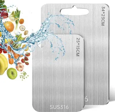 Immagine prodotto di Tagliere in titanio Ibenzoa®, in acciaio inossidabile, antibatterico e inodore, utilizzabile su entrambi i lati, con possibilità di essere appesa, disponibile nelle dimensioni 34 x 23 cm e 25 x 15 cm, ideale per carne, frutta e verdura