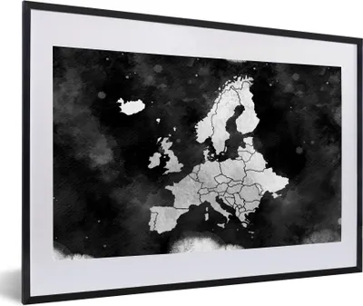 Produktbild von MuchoWow® Gerahmtes Poster Europa-Karte auf dunklem Hintergrund - schwarz und weiß 60x40 cm - Poster mit Schwarzem Bilderrahmen Wandposter Rahmen Foto Bilder - Schlafzimmer - Plakat in Rahmen - Drucken
