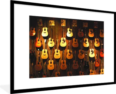Produktbild von MuchoWow® Gerahmtes Poster Viele Akustikgitarren hängen an einer Wand 90x60 cm - Poster mit Schwarzem Bilderrahmen Wandposter Rahmen Foto Bilder - Wanddekoration - Fotos