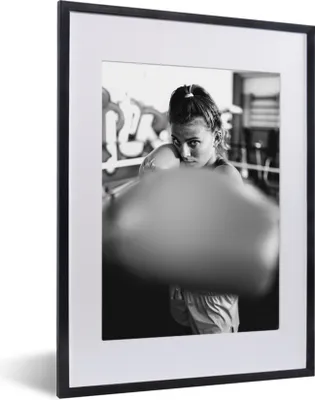Produktbild von MuchoWow® Gerahmtes Poster Boxen - Frauen - Boxhandschuh - Sport 30x40 cm - Poster mit Schwarzem Bilderrahmen Wandposter Rahmen Foto Bilder - Wandposter Schlafzimmer