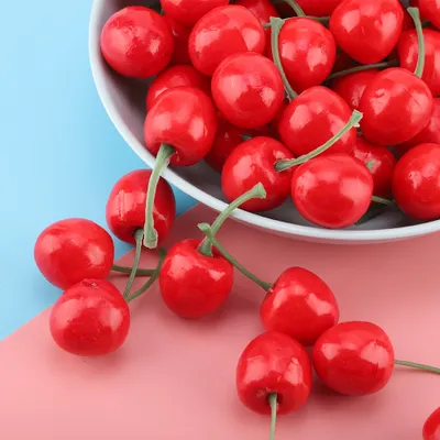 Image de Lot de 50 cerises artificielles – Jolis fruits décoratifs pour la maison, la décoration et les loisirs créatifs