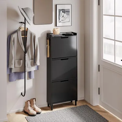 SoBuy Schuhschrank FSR151-H-E-SCH in Schwarz im modernen Eingangsbereich mit Jacke und Hut am Haken
