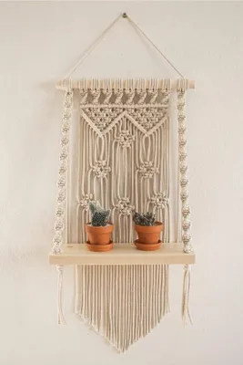 Zdjęcie produktu dla Półka ścienna Makramee – wisząca półka z drewnianą półką 30 x 60 cm, kolor ecru