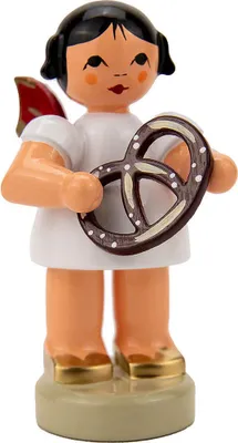 Produktbild von Engel stehend mit Brezel - Rote Flügel (6cm) von Kunstgewerbe Uhlig