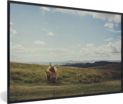 Produktbild von MuchoWow® MuchoWow® Gerahmtes Poster Schottische Hochlandrind - Gras - Wolken - Tiere 90x60 cm - Poster mit zchwarzem Bilderrahmen - Fotorahmen - Foto-Plakat