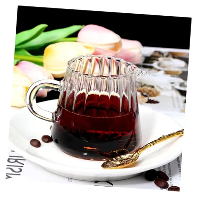 Produktbild von Milchkännchen aus Glas zum Aufschäumen mit Vertikalen Streifen Griff und Spitzem Ausguss Kompaktes Design für Küche Haushalt und Restaurant