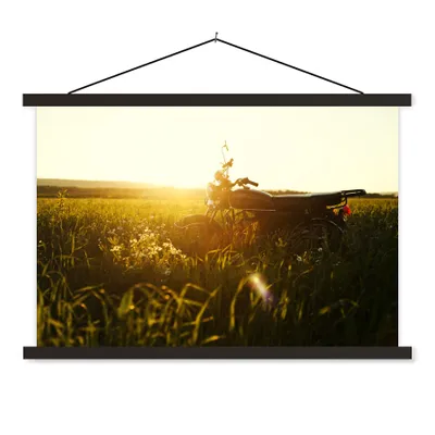 Produktbild von MuchoWow® Textilposter Ein geparktes Motorrad in einer ländlichen Gegend bei Sonnenaufgang 150x100 cm mit schwarzem Rahmen - Schlafzimmer