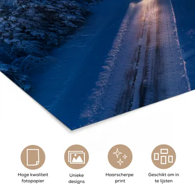 Produktbild von MuchoWow® Poster Ein Auto fährt auf einer verschneiten Landstraße in Lappland 120x60 cm - Bild