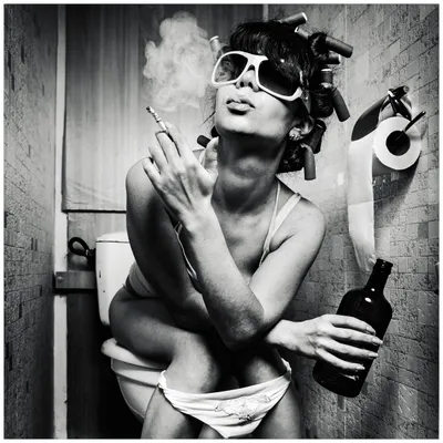 Produktbild von Wallario Magnet für Kühlschrank / Geschirrspüler, magnetisch haftende Folie - 60 x 60 cm, Motiv: Kloparty - Sexy Frau auf Toilette mit Zigarette und Schnaps