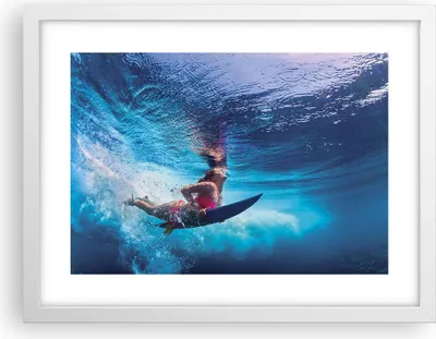 Produktbild von Gerahmtes Poster - Weißer Rahmen - Surfen Frau Unterwasser - 40x30 cm - Wand Bild - Wanddeko - Wandbilder - Kunstposter - Wandposter - Bilderrahmen - Bilder - Kunstdruck - Wandbild - P2WAA40x30-4274