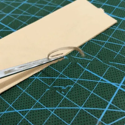 Produktbild von Ořezávač okrajů kůže, ocelová čepel, ebenová rukojeť, ideální nástroj pro kožedělné řemeslo, ideální pro loupání a ořezávání okrajů kůže (0,7 mm)"