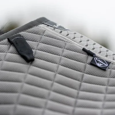 Produktbild von LeMieux Self-Cool Dressage Schabracke, Farbe:Polar Grey, Größe:L