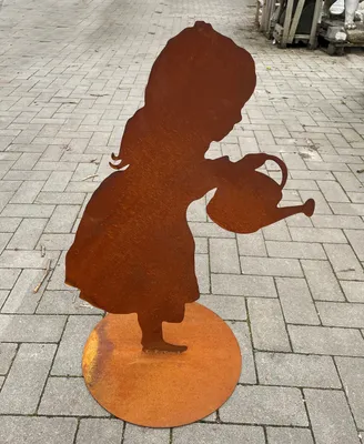 Produktbild von Gartenfigur Kleine Gärtnerin Mädchen Luise mit Gießkanne 80x54cm auf Platte Edelrost Gartendeko Wetterfest Rost Metall Rostfigur