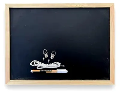 Produktbild von Kleines Memoboard mit Kreidestift und Aufhängematerial, Holzrahmen (30 x 40 cm, schwarze Tafel)